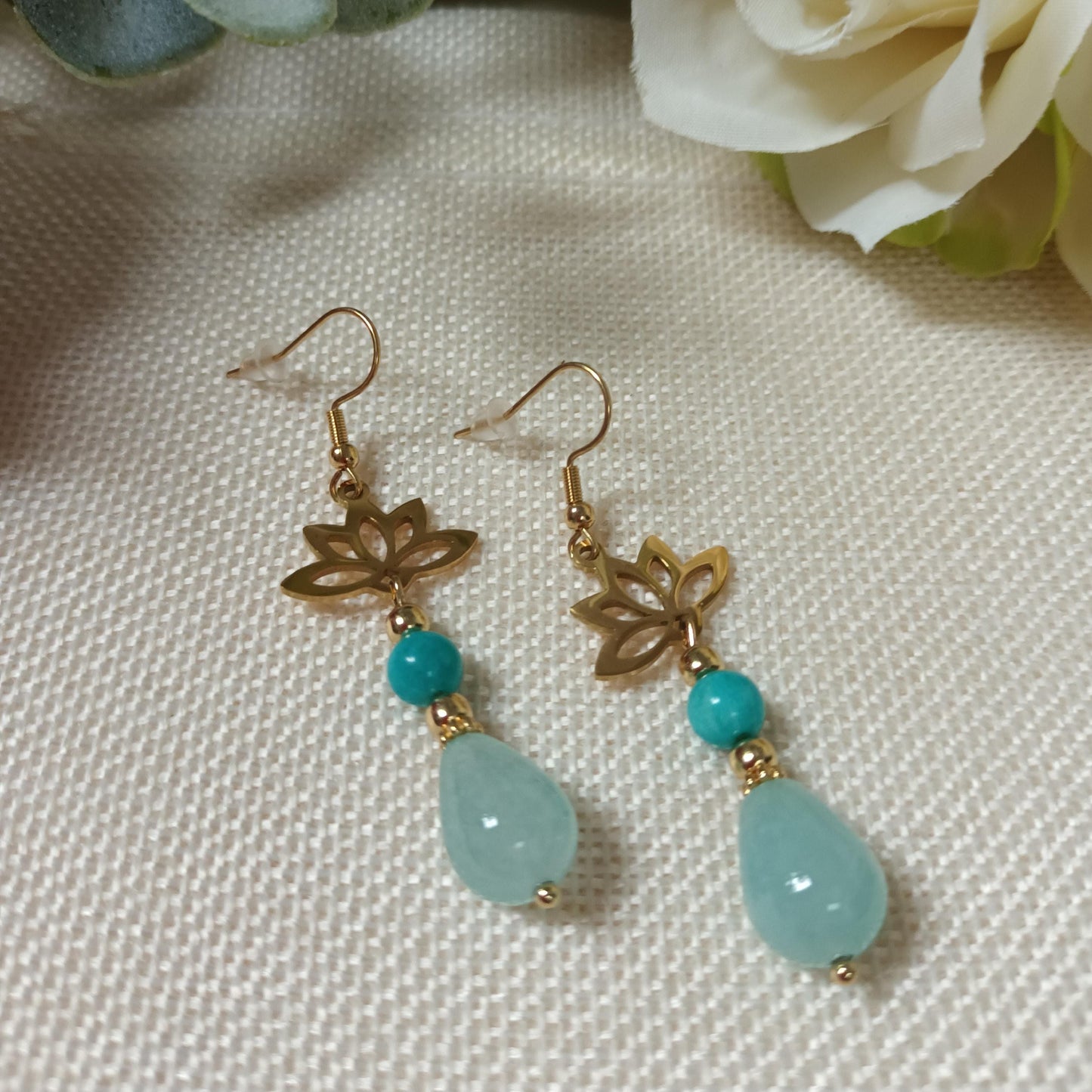 Boucles d’oreilles amazonite – lotus acier inox or – 6,6 × 1 cm – fait main