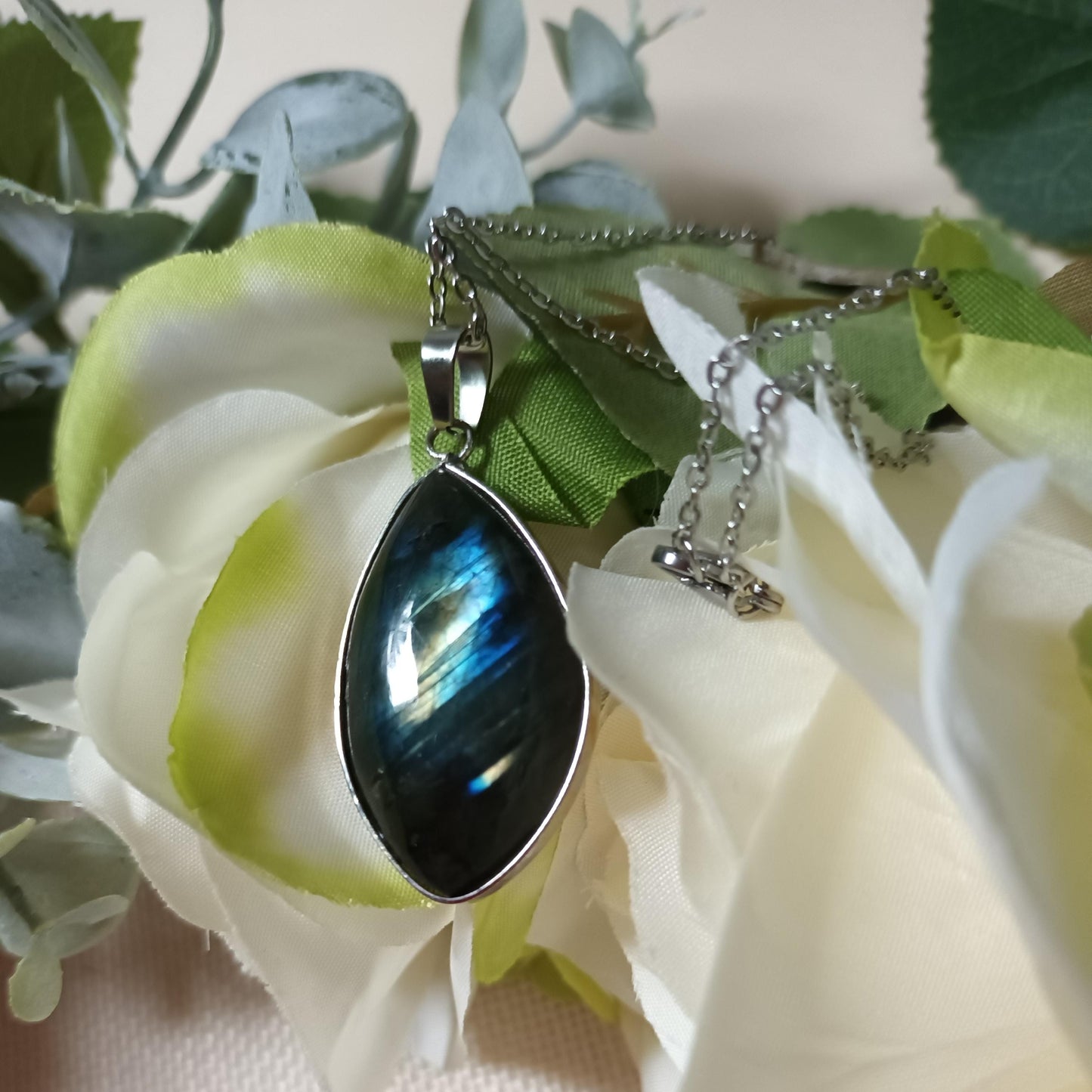 Pendentif labradorite sertie – collier acier inoxydable argenté – 3,5 × 2 cm
