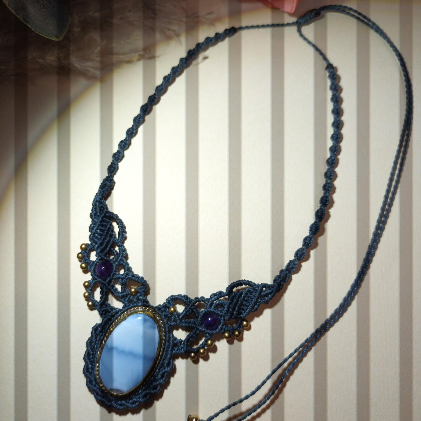 Collier micro‑macramé opale bleue et améthyste – réglable