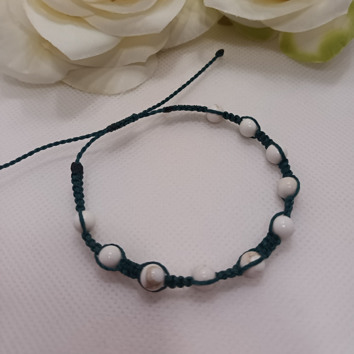 Bracelet magnésite 6 mm - micro‑macramé - réglable
