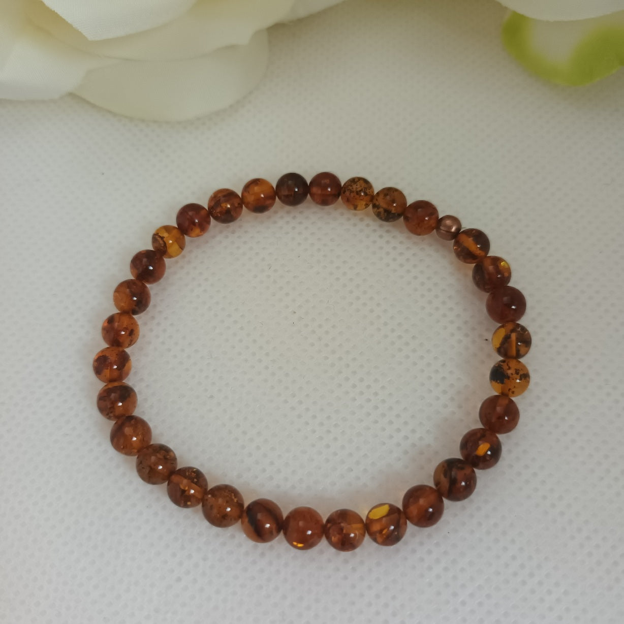 Bracelet ambre naturel 6 mm - perle laiton - élastique 16 cm