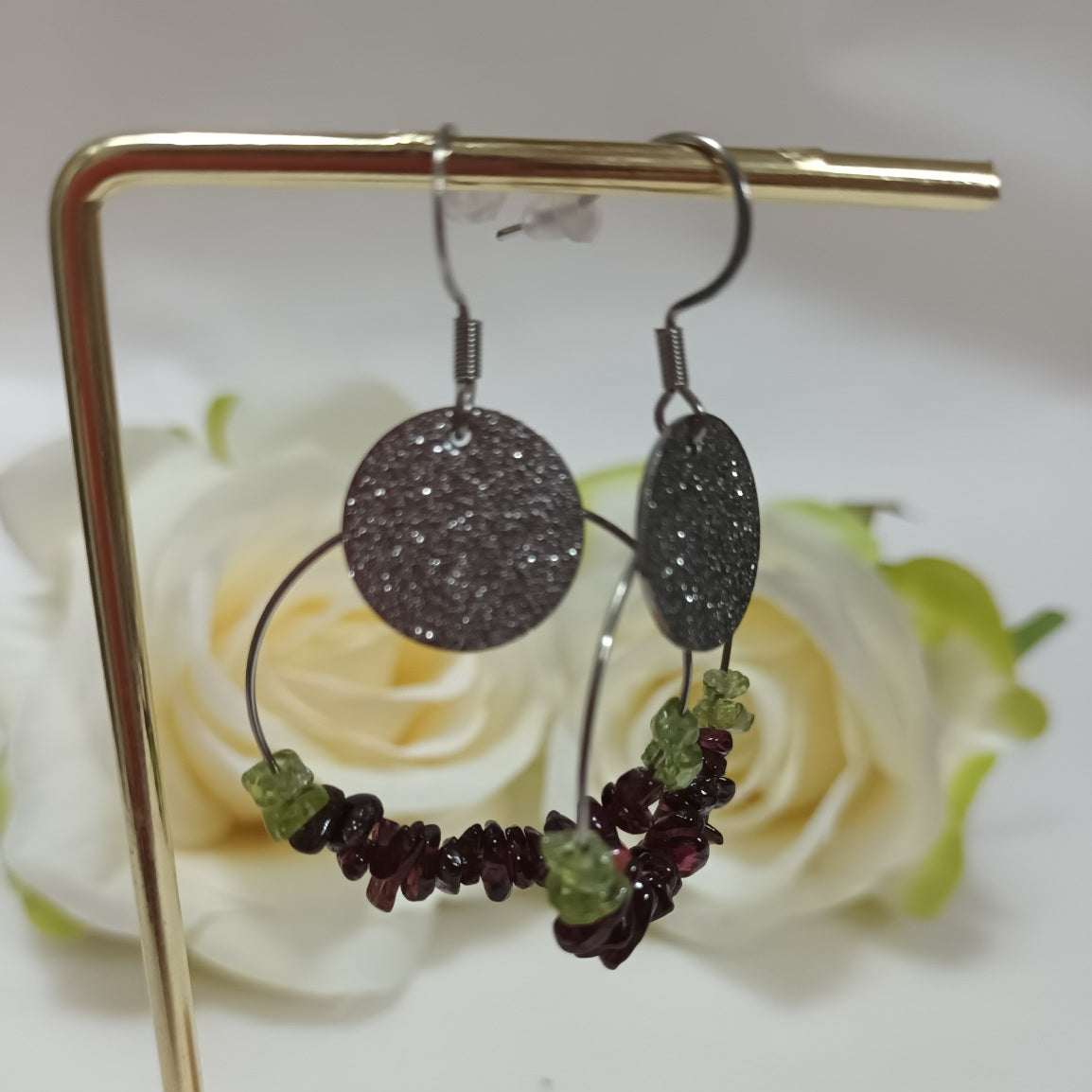 Boucles d’oreilles grenat & péridot - acier inoxydable - 5,5 × 3 cm