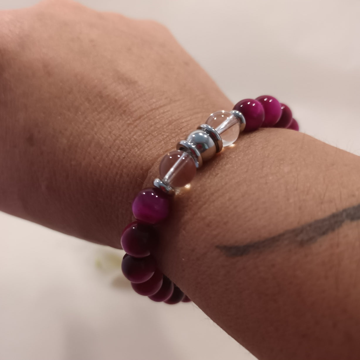 Bracelet œil de tigre teinté rose & cristal de roche 8 mm - perles acier inox - élastique 17 cm