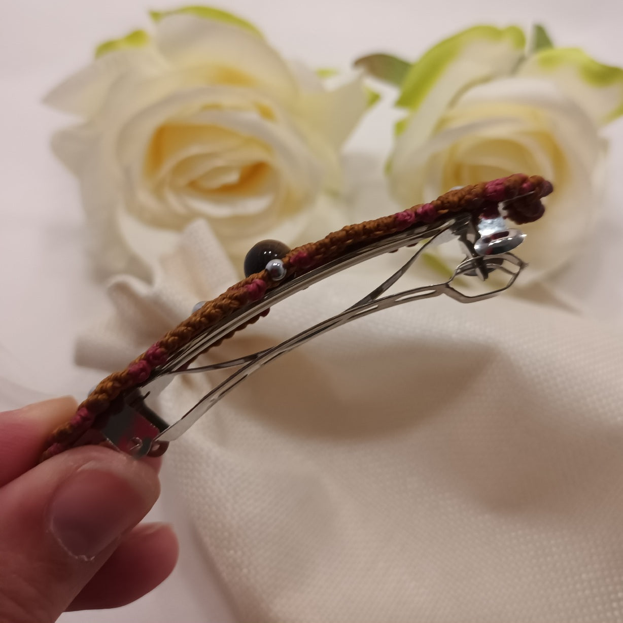 Barrette micro‑macramé et œil de tigre