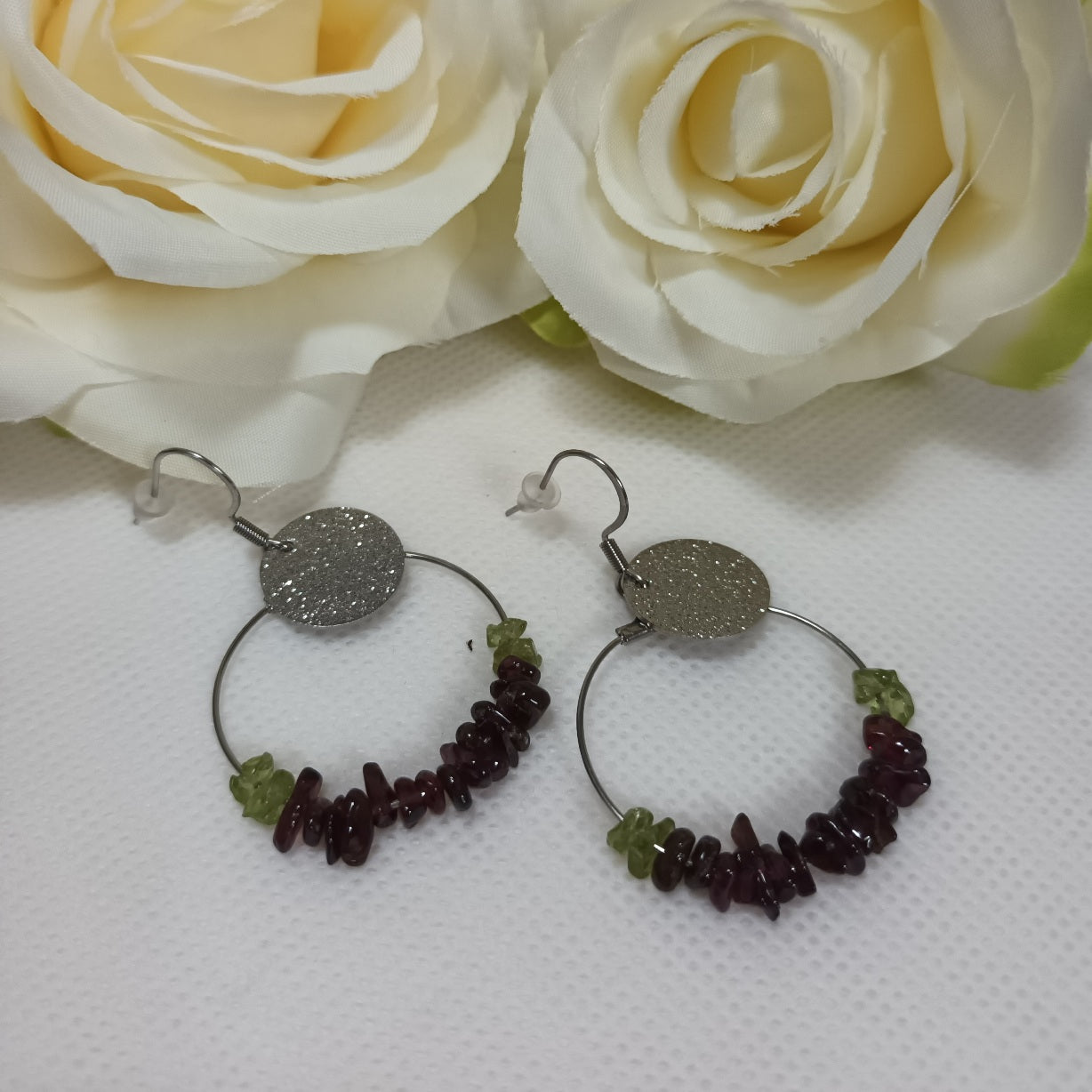 Boucles d’oreilles grenat & péridot - acier inoxydable - 5,5 × 3 cm