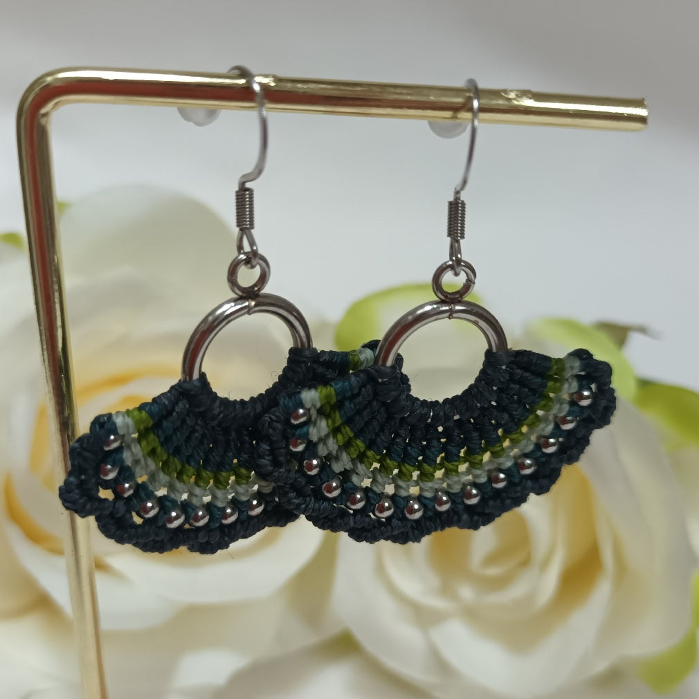 Boucles d’oreilles micro‑macramé - acier inoxydable - 5 × 4 cm