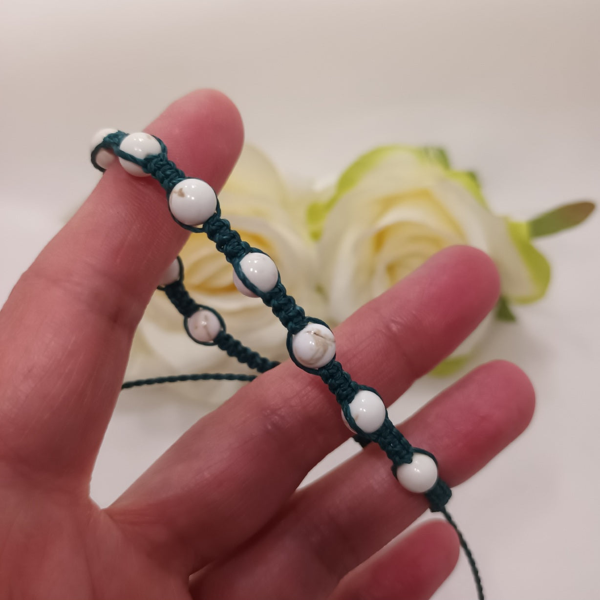 Bracelet magnésite 6 mm - micro‑macramé - réglable