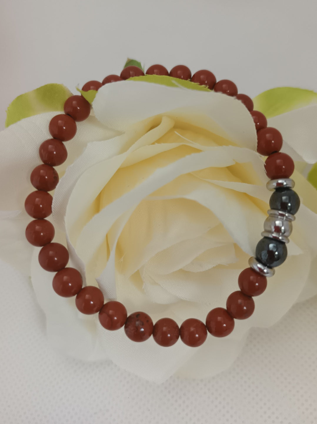 Bracelet jaspe rouge et hématite magnétique 6 mm - breloques acier inox  élastique 16 cm
