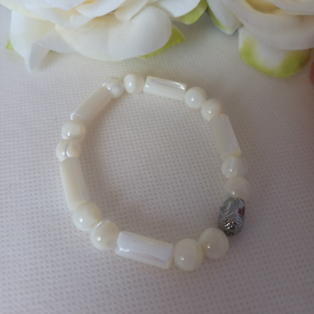 Bracelet nacre naturelle - breloque bouddha acier inox - élastique 16 cm