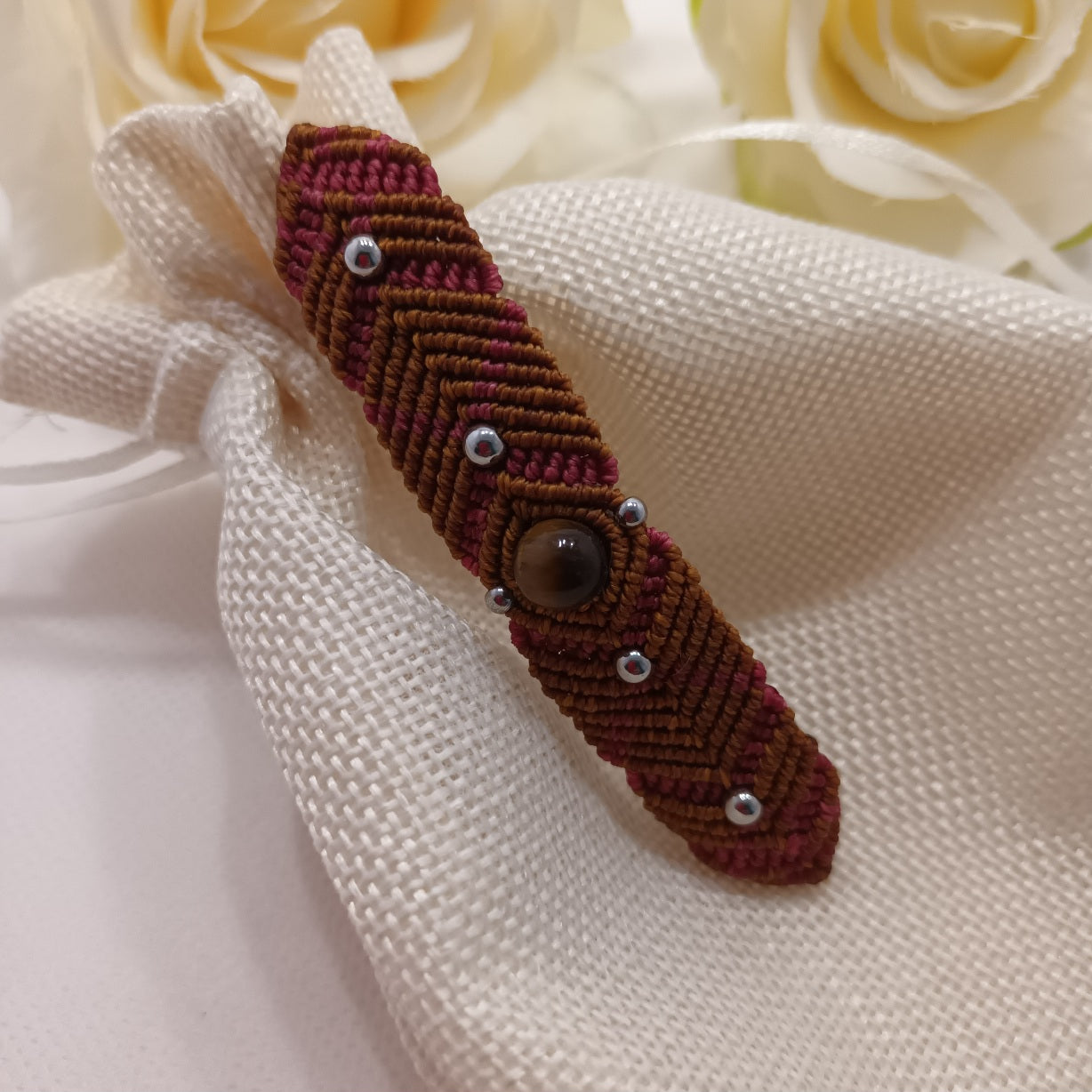 Barrette micro‑macramé et œil de tigre