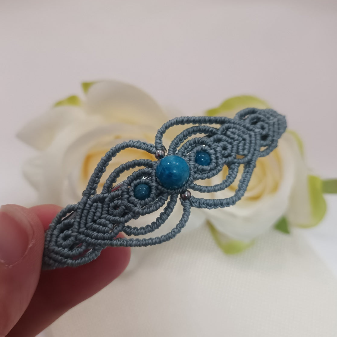 Barrette micro‑macramé & apatite bleue
