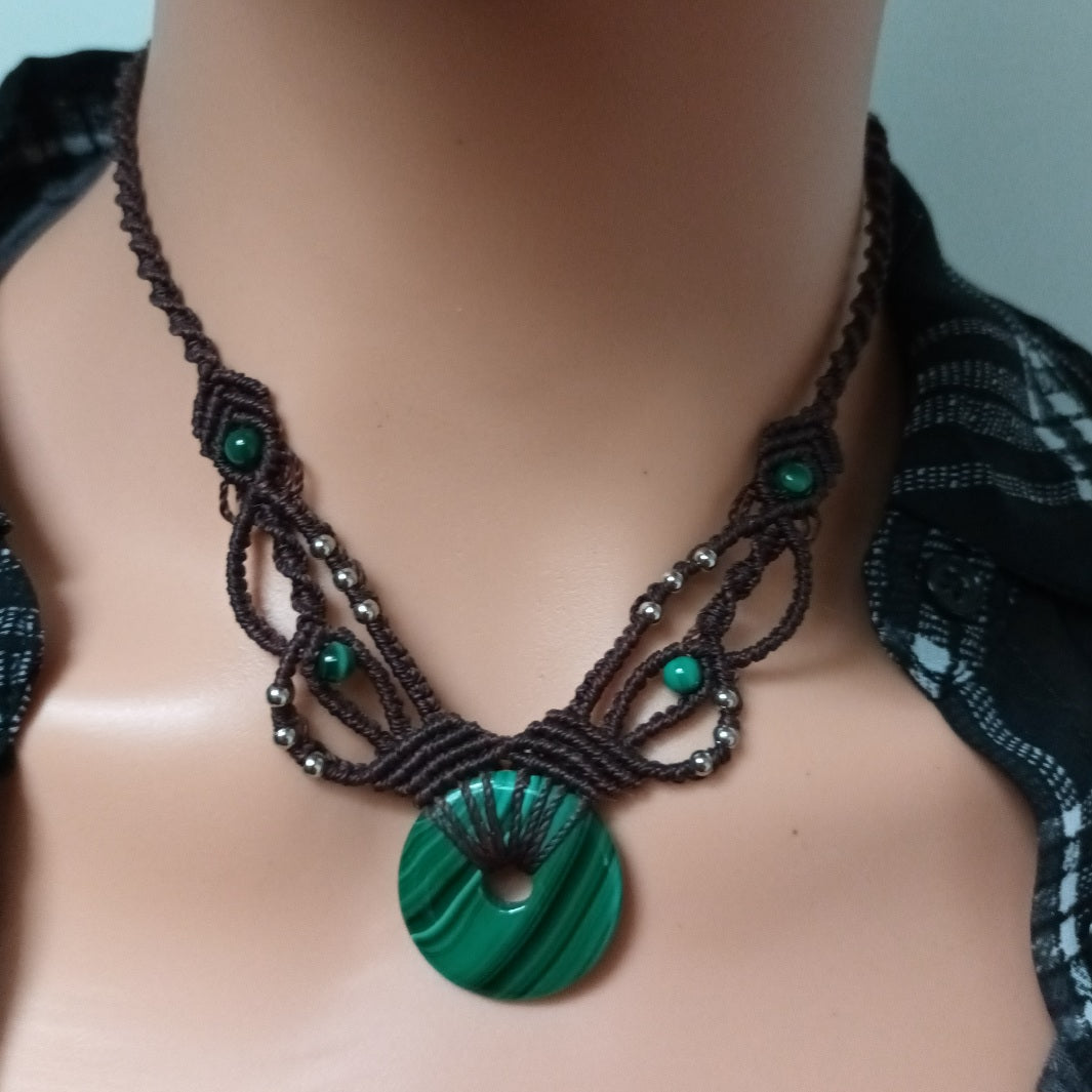 Collier donut malachite 2,5 cm - micro‑macramé - réglable