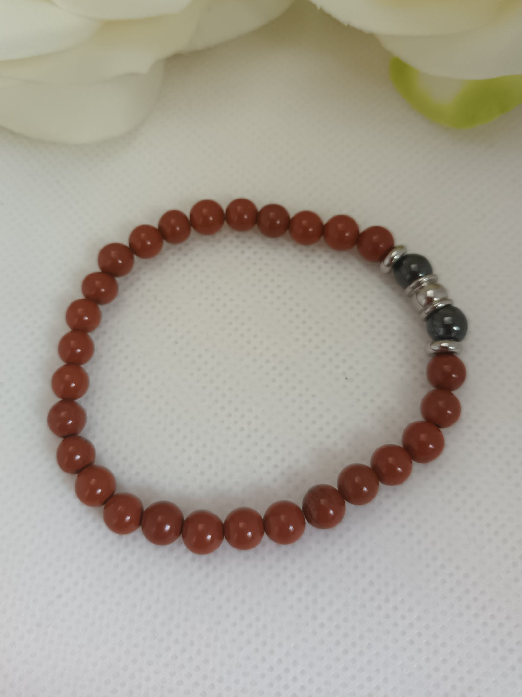 Bracelet jaspe rouge et hématite magnétique 6 mm - breloques acier inox  élastique 16 cm