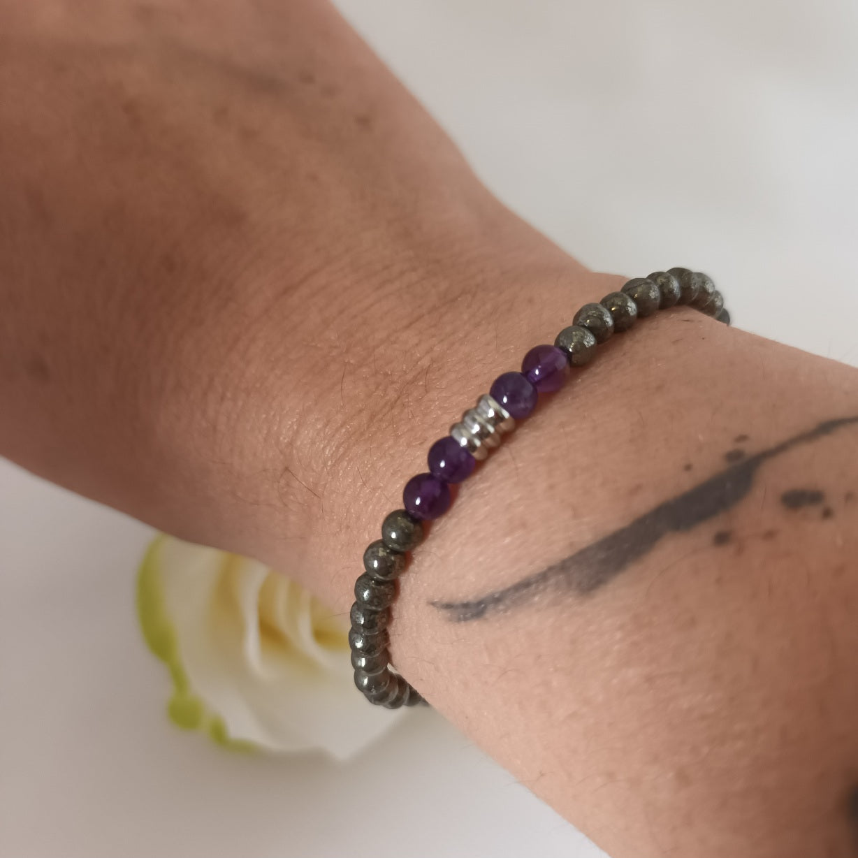 Bracelet pyrite et améthyste 4 mm - breloque acier inox - élastique 16 cm