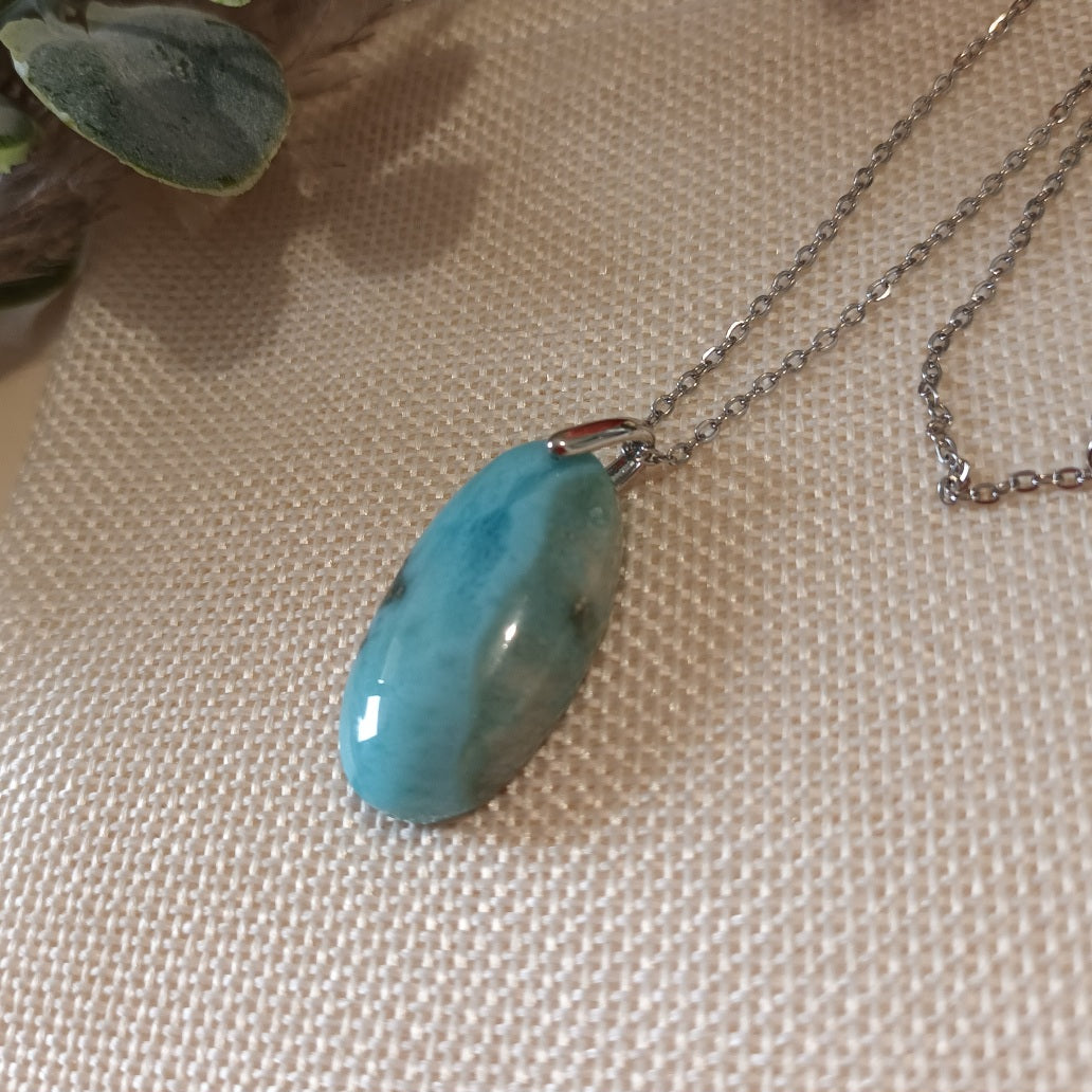 Pendentif larimar 3,2 × 1,6 cm - chaîne acier inox argent