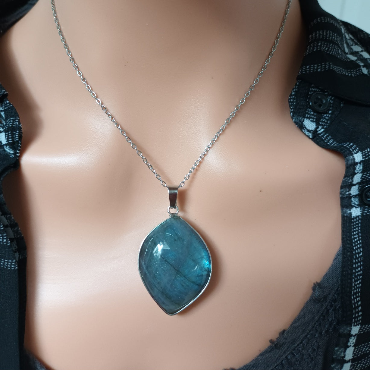Pendentif labradorite sertie - 3,5 × 2,5 cm - chaîne acier inox argent
