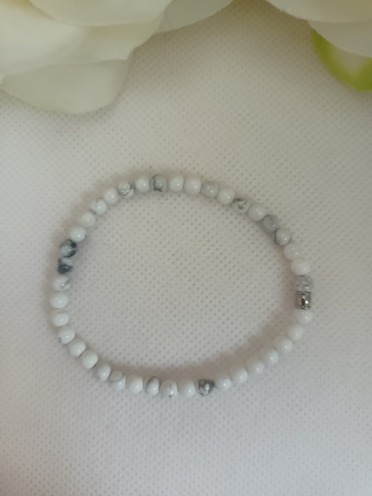 Bracelet howlite 4 mm - perle acier inox - élastique 16 cm
