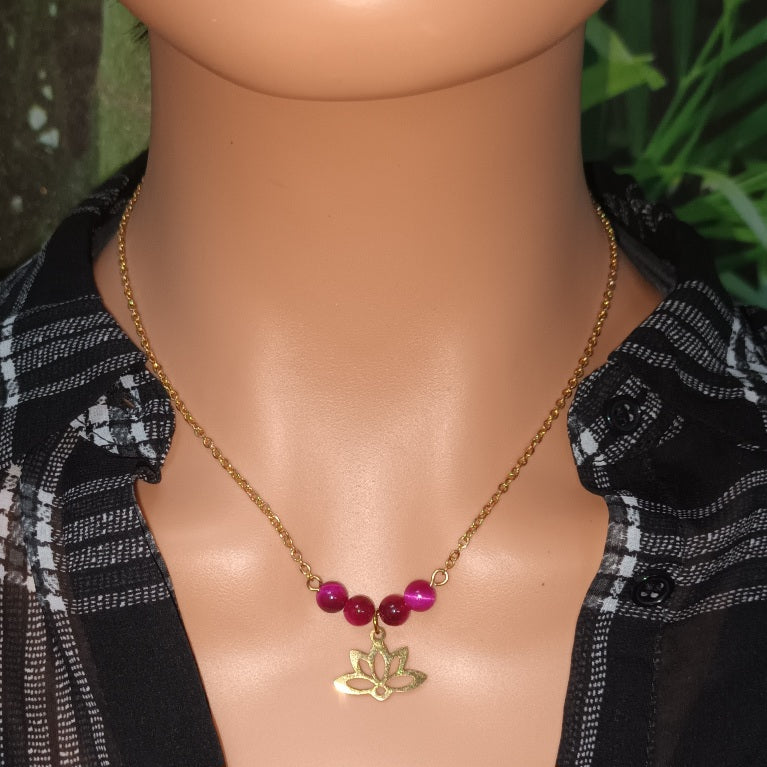 Collier œil de tigre rose - fleur de lotus 1 × 2 cm - perles 6 mm - acier inox or