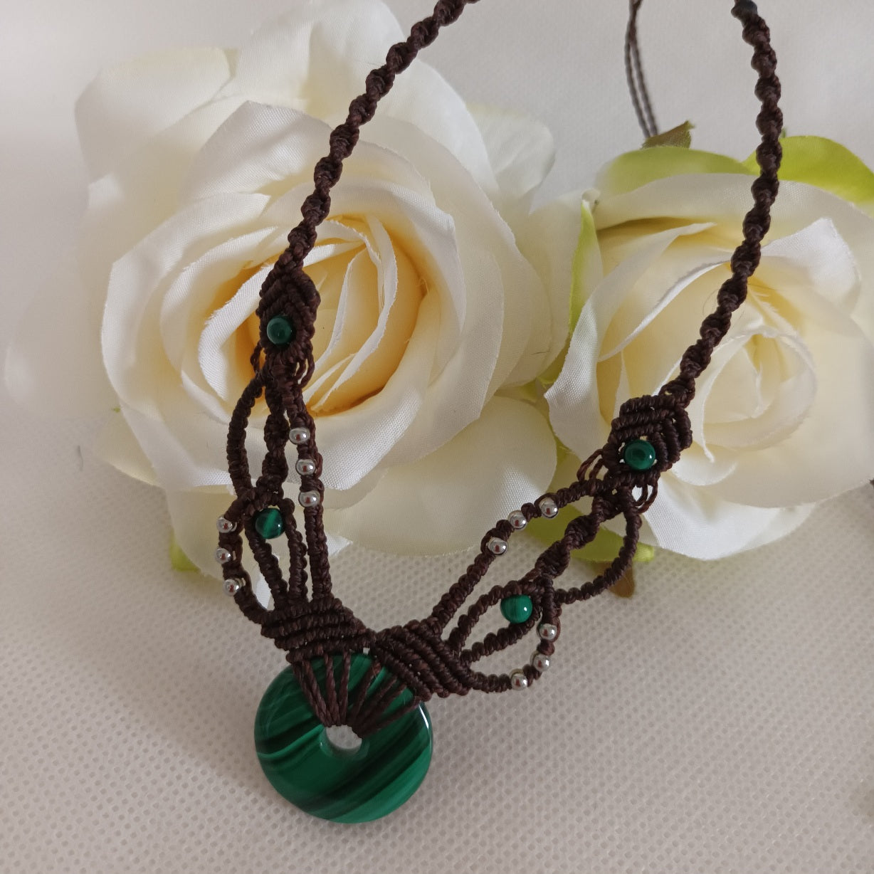 Collier donut malachite 2,5 cm - micro‑macramé - réglable