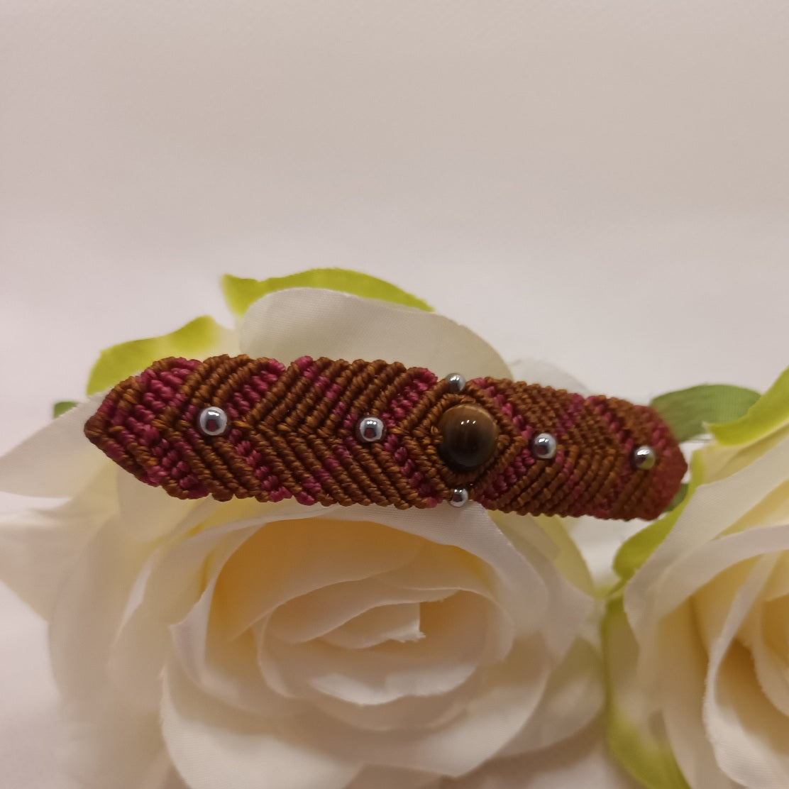 Barrette micro‑macramé et œil de tigre