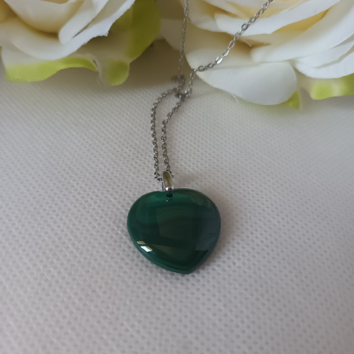 Pendentif cœur en malachite - chaîne acier inox - 2,2 cm