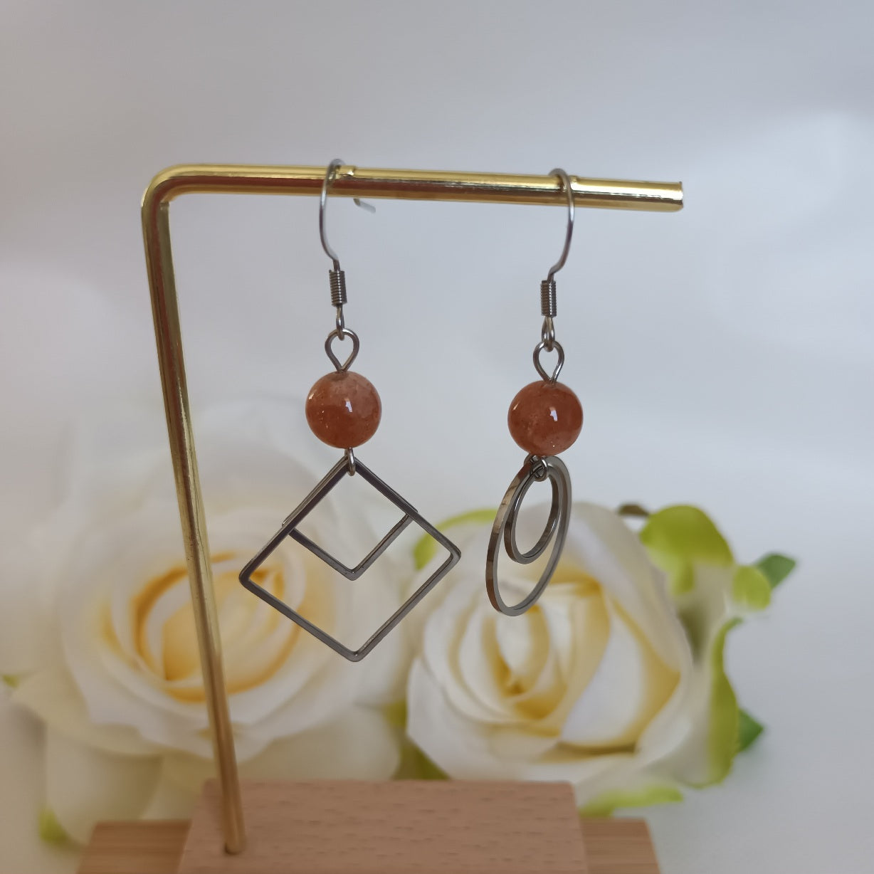 Boucles d’oreilles pierre de soleil - acier inoxydable - modèle dépareillé