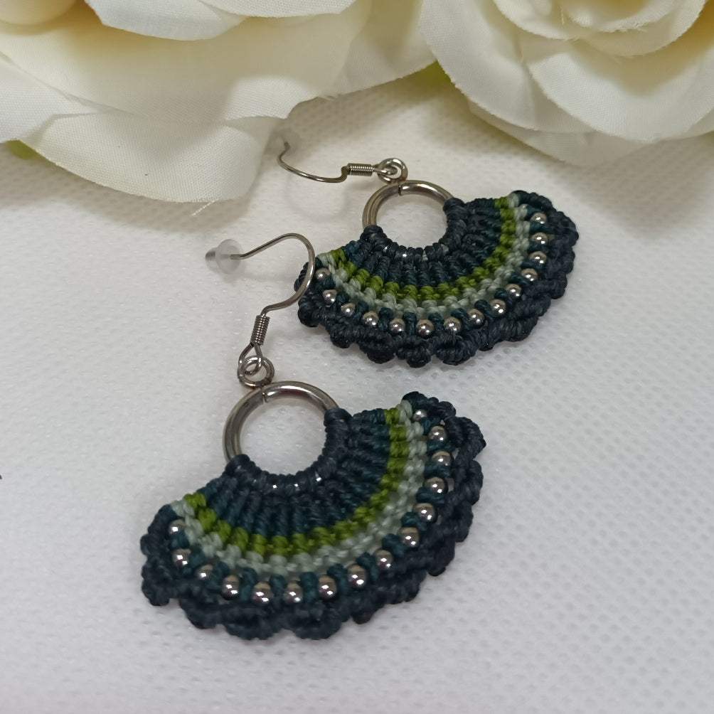 Boucles d’oreilles micro‑macramé - acier inoxydable - 5 × 4 cm