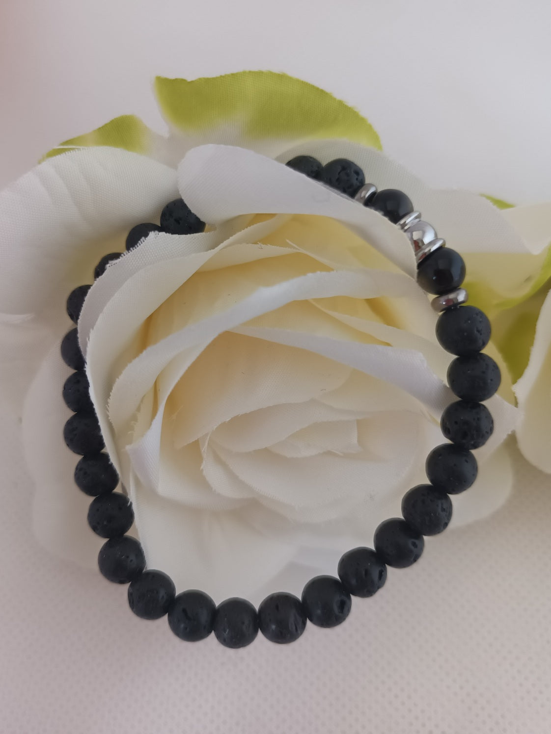 Bracelet pierre de lave et obsidienne dorée 6 mm - breloques acier inox - élastique 16 cm