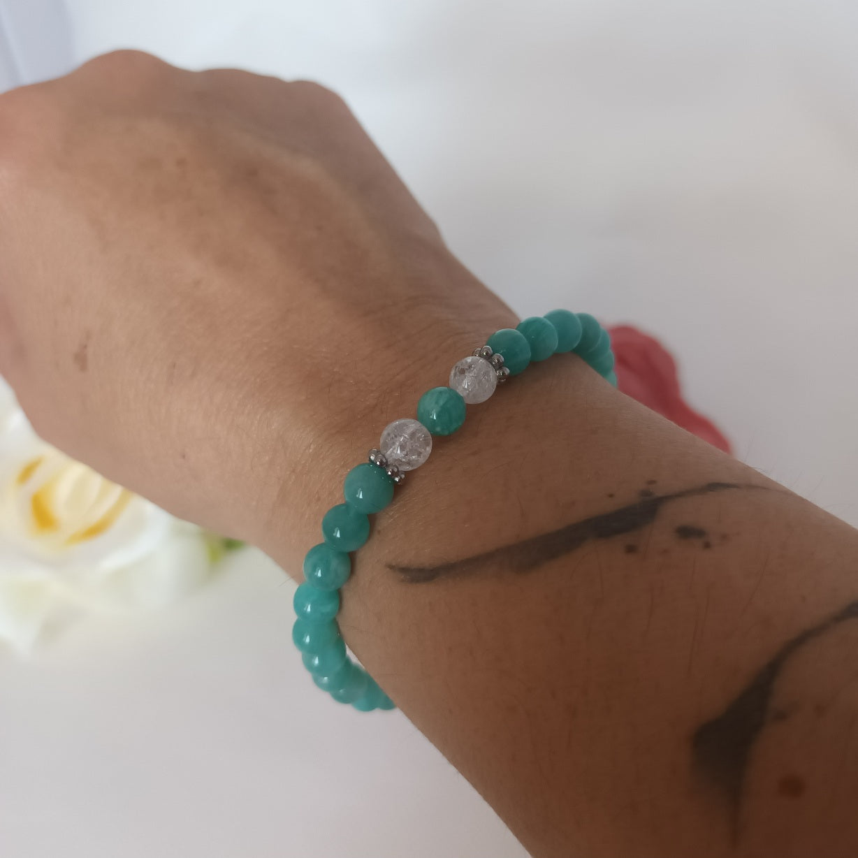 Bracelet amazonite du Pérou et cristal de roche 6 mm - breloques acier inox - élastique 16 cm