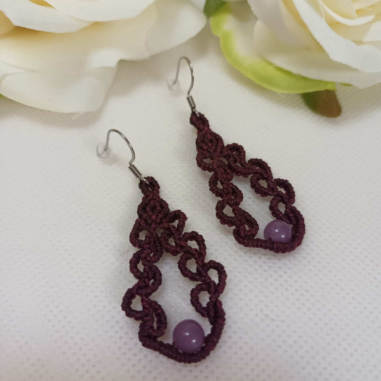 Boucles d’oreilles lépidolite - micro‑macramé - acier inoxydable - 6,3 × 2,2 cm
