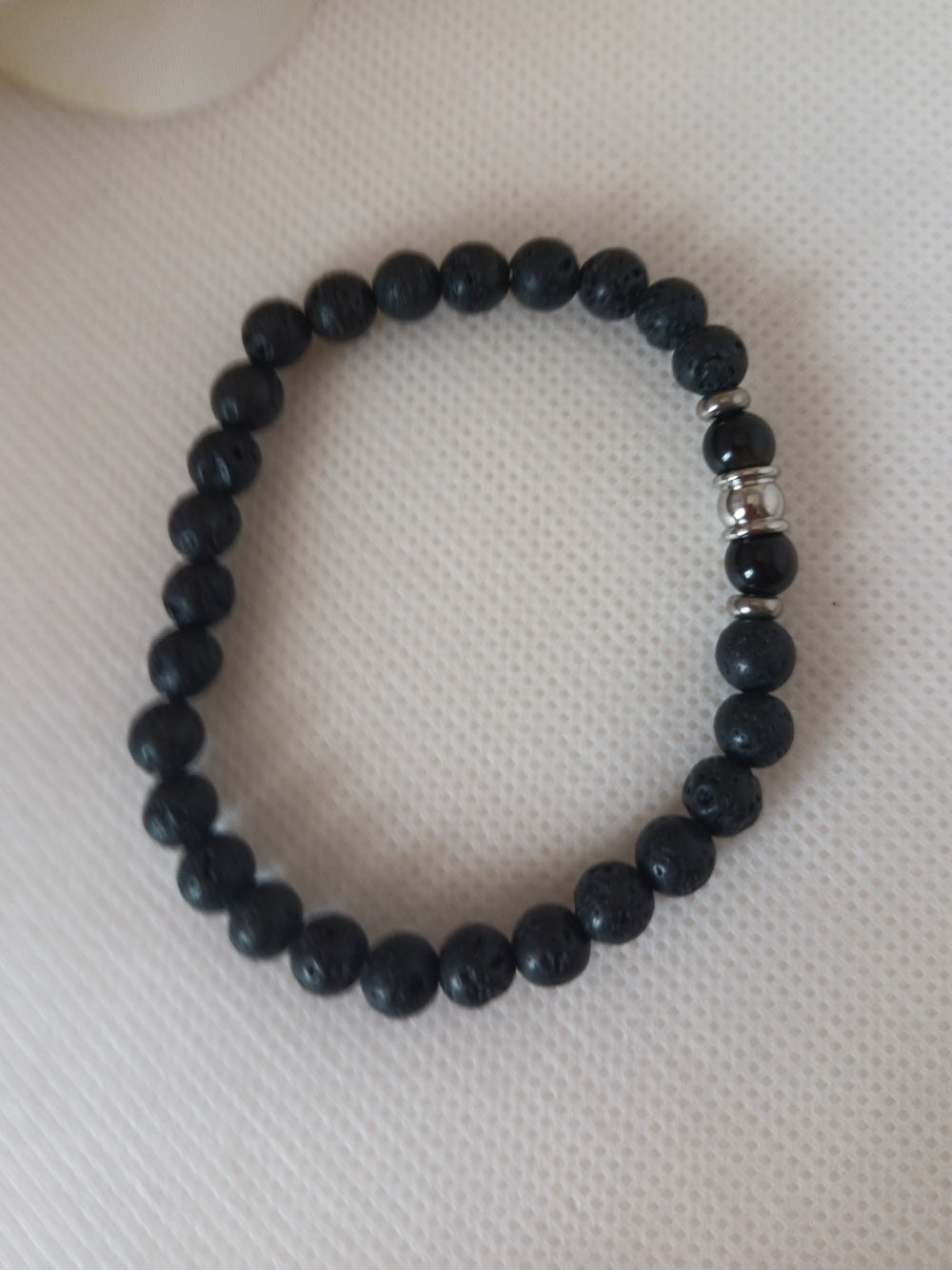Bracelet pierre de lave et obsidienne dorée 6 mm - breloques acier inox - élastique 16 cm