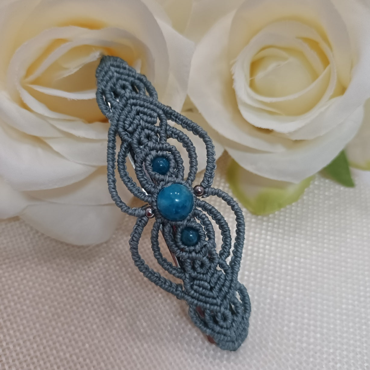 Barrette micro‑macramé & apatite bleue