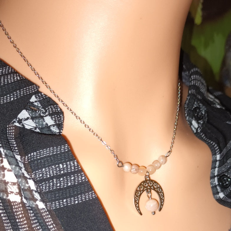 Collier pierre de lune rose - corne tribale 3,5 x 3,2 cm - perles 4 & 6 mm - acier inox argent