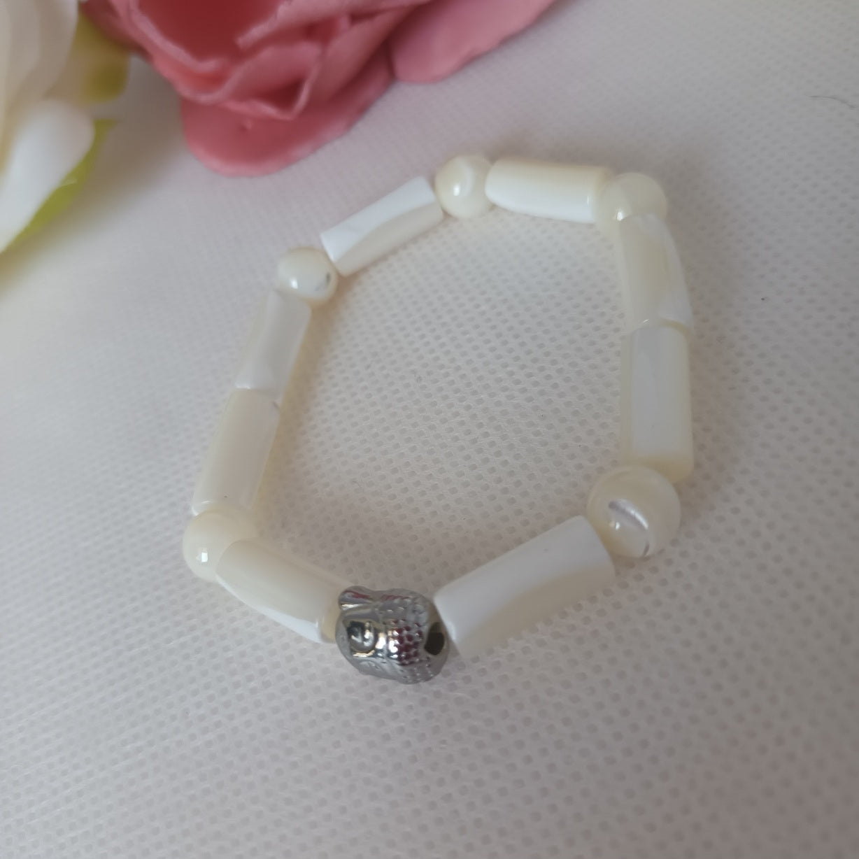 Bracelet nacre naturelle - breloque bouddha acier inox - élastique 15 cm
