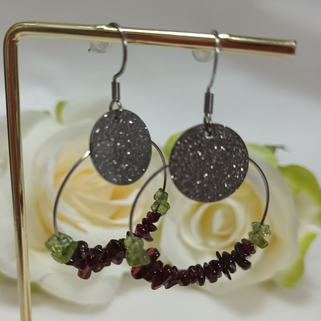 Boucles d’oreilles grenat & péridot - acier inoxydable - 5,5 × 3 cm