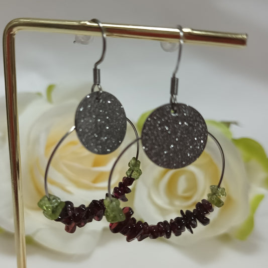 Boucles d’oreilles grenat & péridot - acier inoxydable - 5,5 × 3 cm