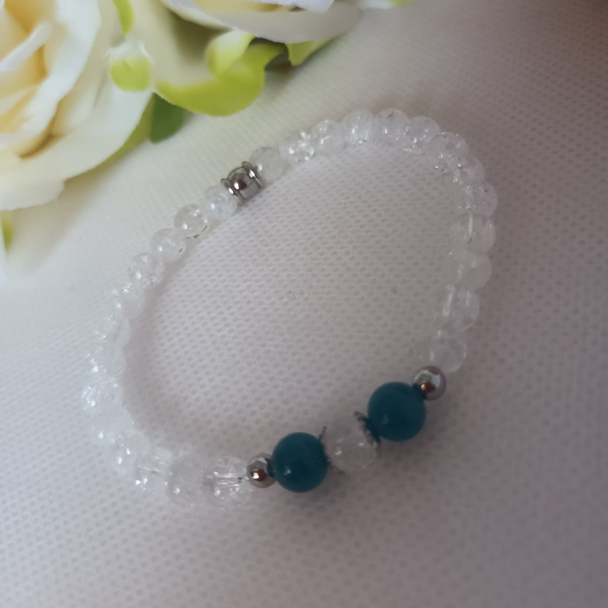 Bracelet cristal de roche et apatite 6 mm - breloques acier inox - élastique 16,5 cm