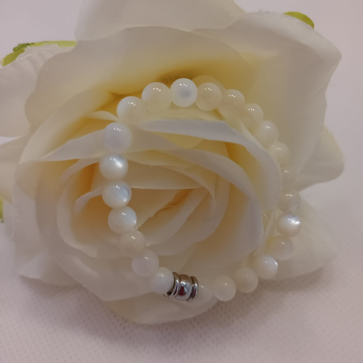 Bracelet nacre 6 mm  - perle acier inox - élastique 12 cm - enfant
