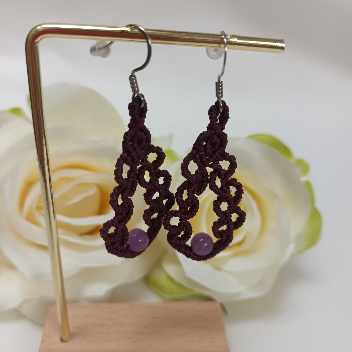 Boucles d’oreilles lépidolite - micro‑macramé - acier inoxydable - 6,3 × 2,2 cm