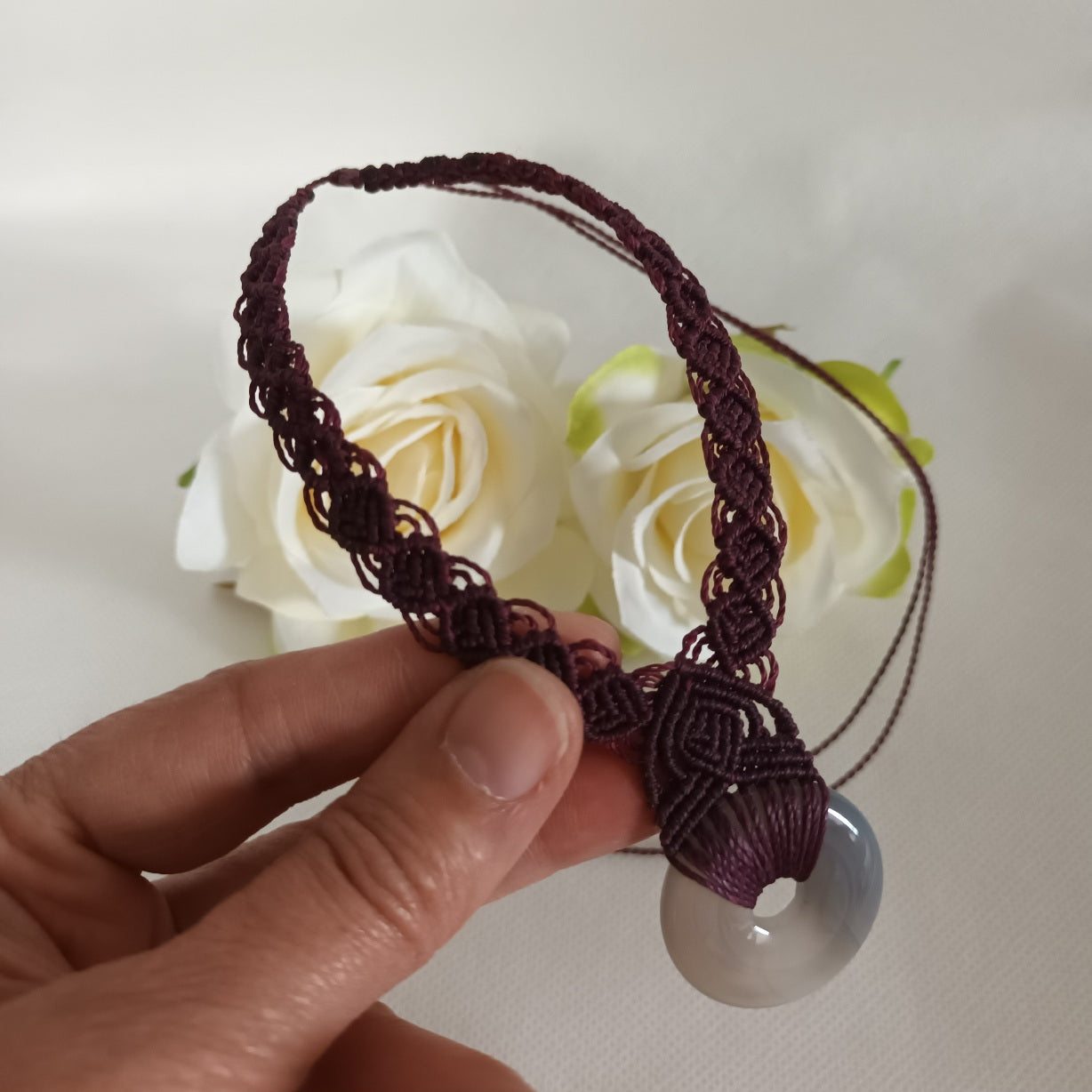 Collier donut agate 3 cm - micro‑macramé - réglable