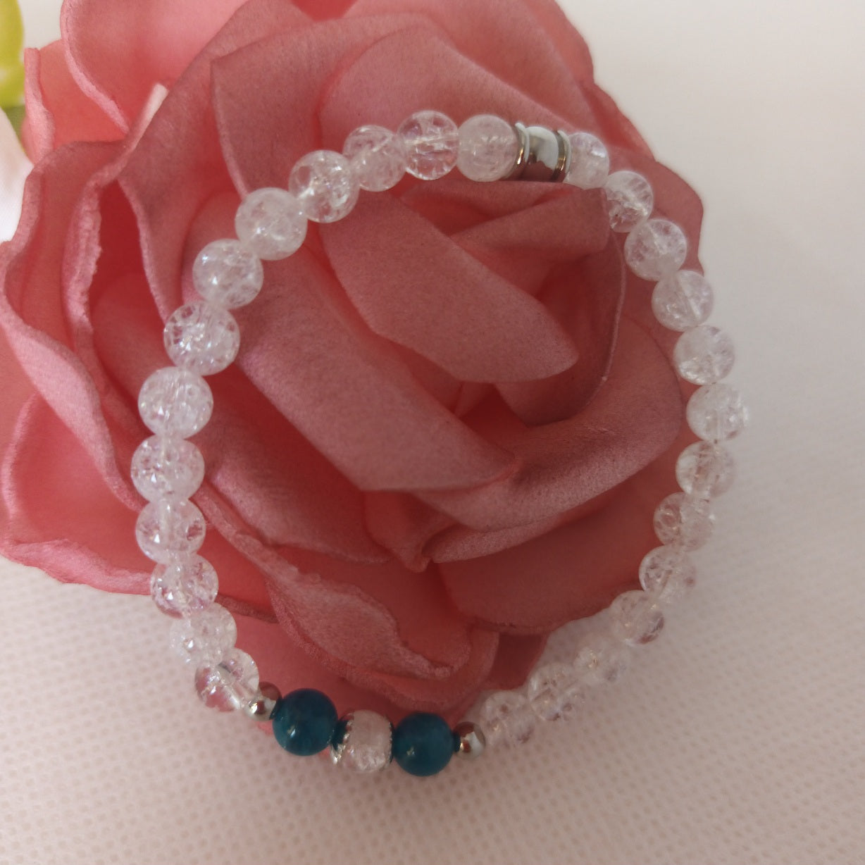 Bracelet cristal de roche et apatite 6 mm - breloques acier inox - élastique 16,5 cm
