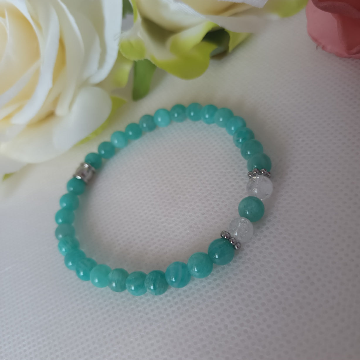 Bracelet amazonite du Pérou et cristal de roche 6 mm - breloques acier inox - élastique 16 cm