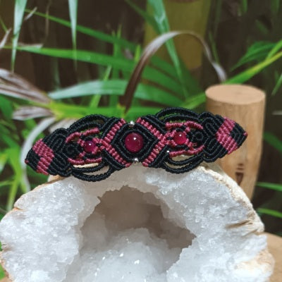 Barrette micro‑macramé et œil de tigre teinté