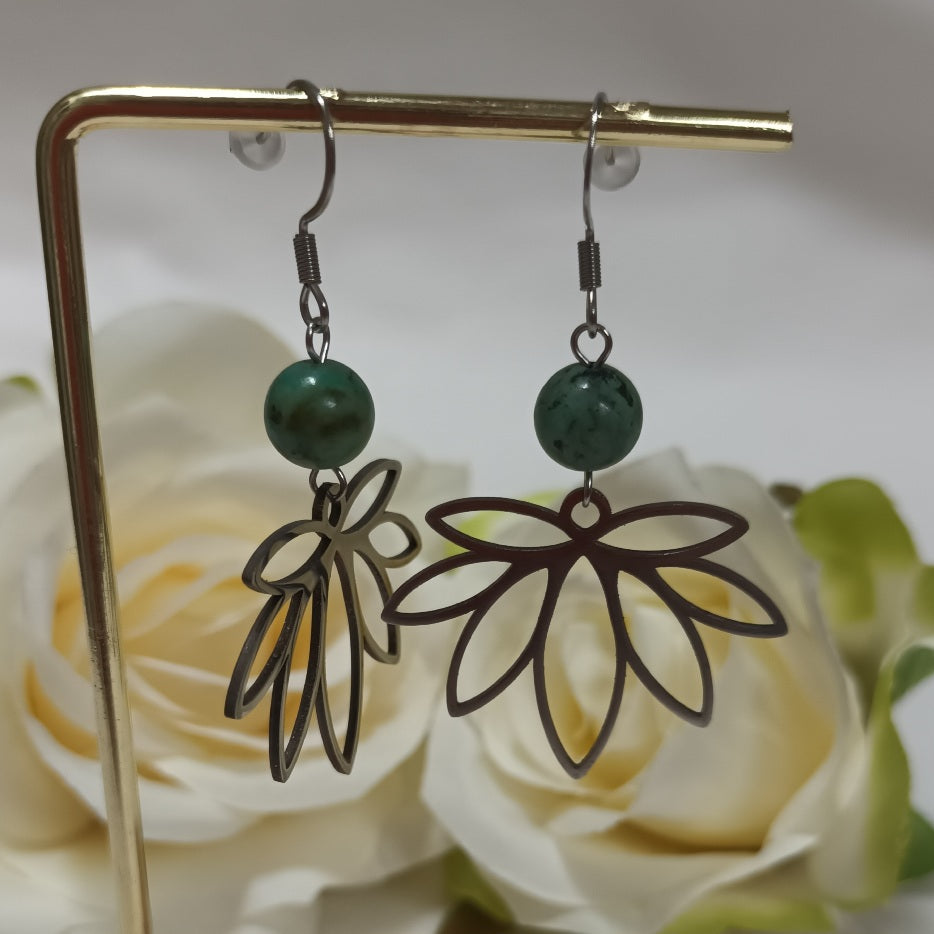 Boucles d’oreilles turquoise d’Afrique & motif feuille - acier inoxydable - 5,8 × 3,5 cm