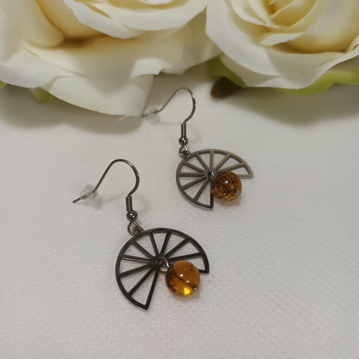 Boucles d’oreilles éventail ambre naturel - acier inoxydable - 4,4 × 2,2 cm