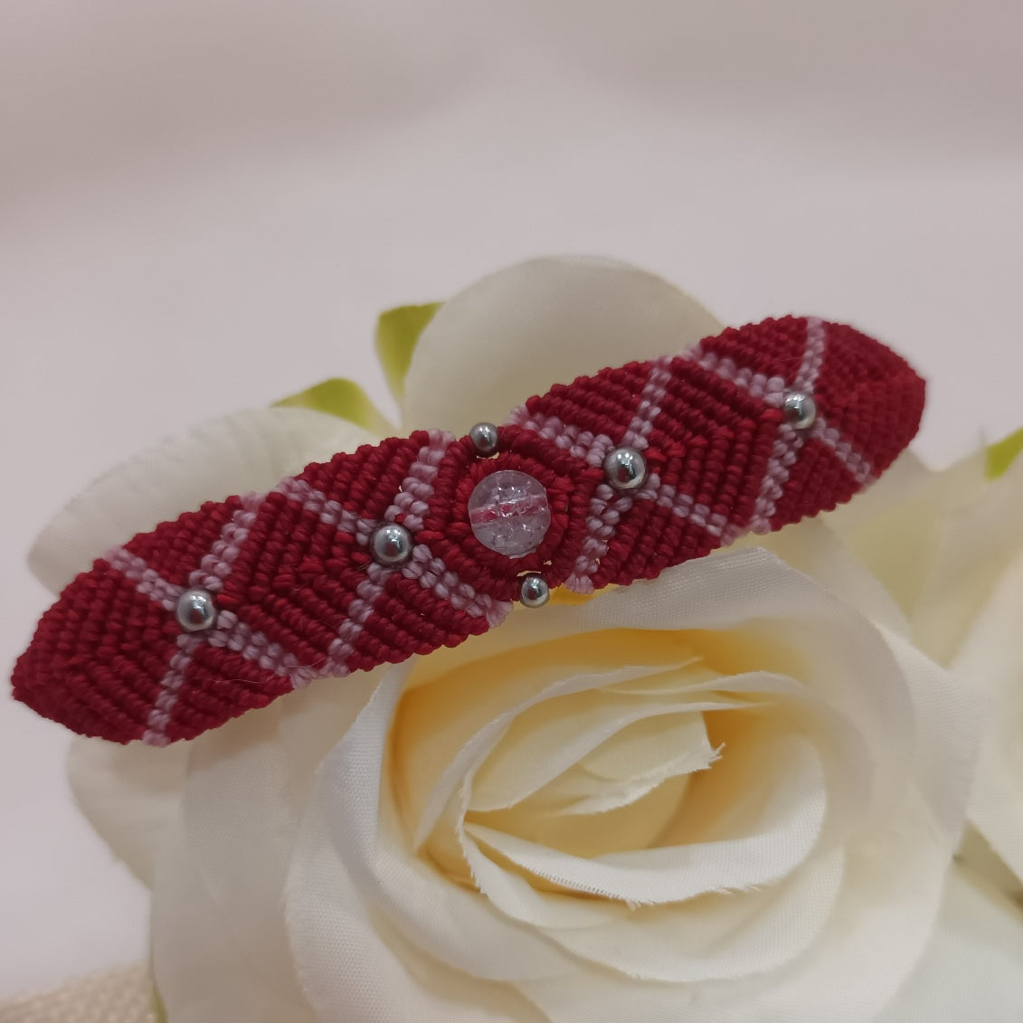 Barrette micro‑macramé & cristal de roche