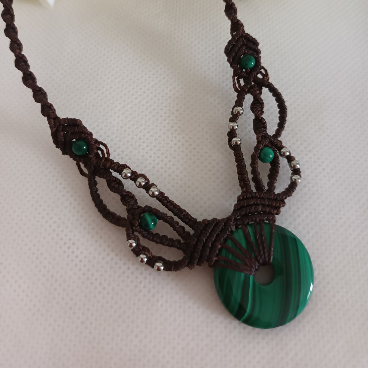 Collier donut malachite 2,5 cm - micro‑macramé - réglable