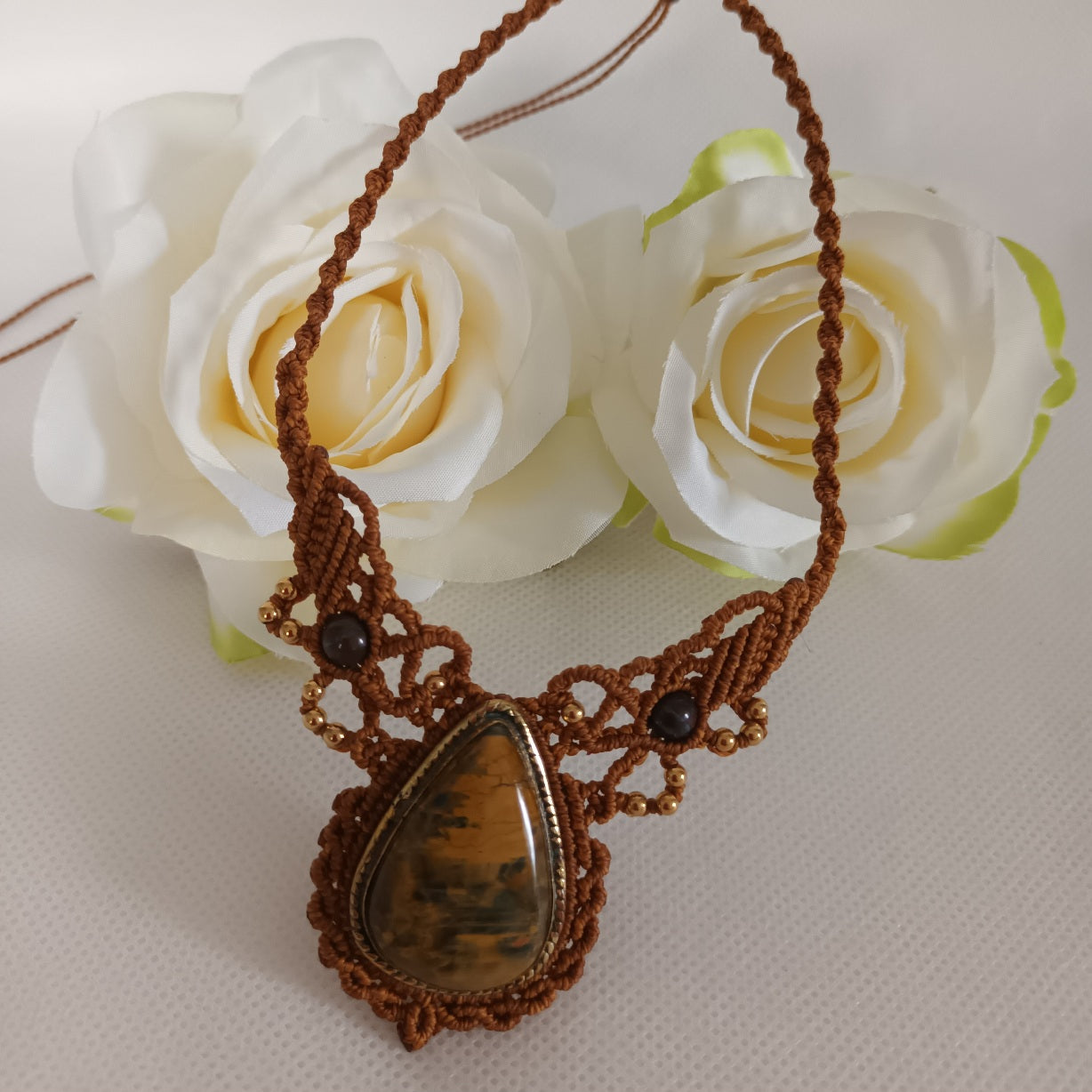 Collier piétersite & œil de fer - micro‑macramé - réglable