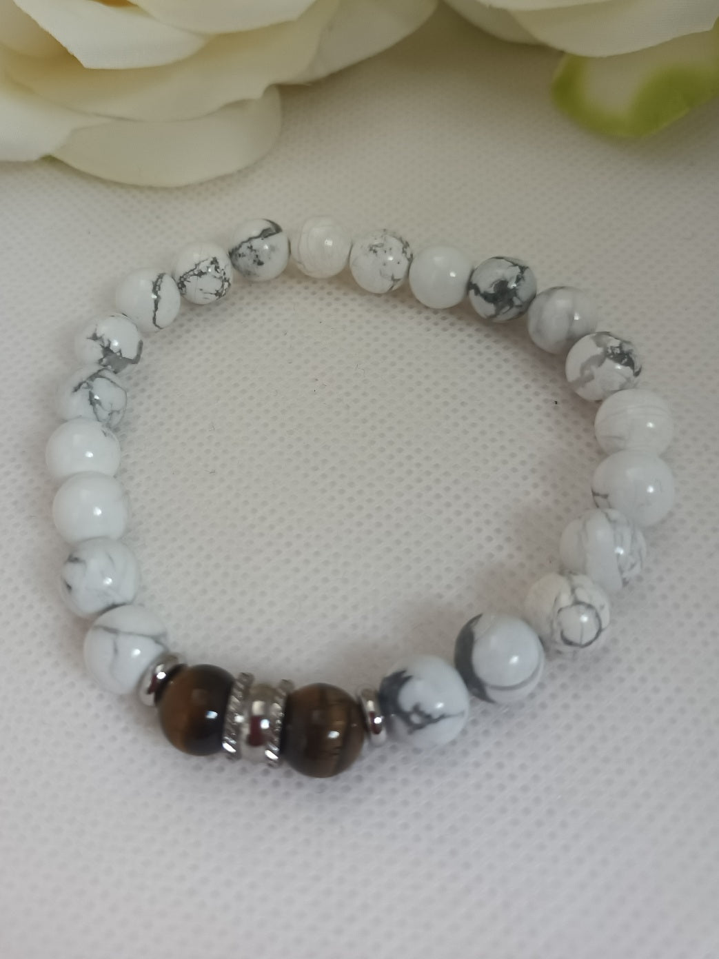 Bracelet howlite et œil de tigre 8 mm - breloques acier inox - élastique 18 cm