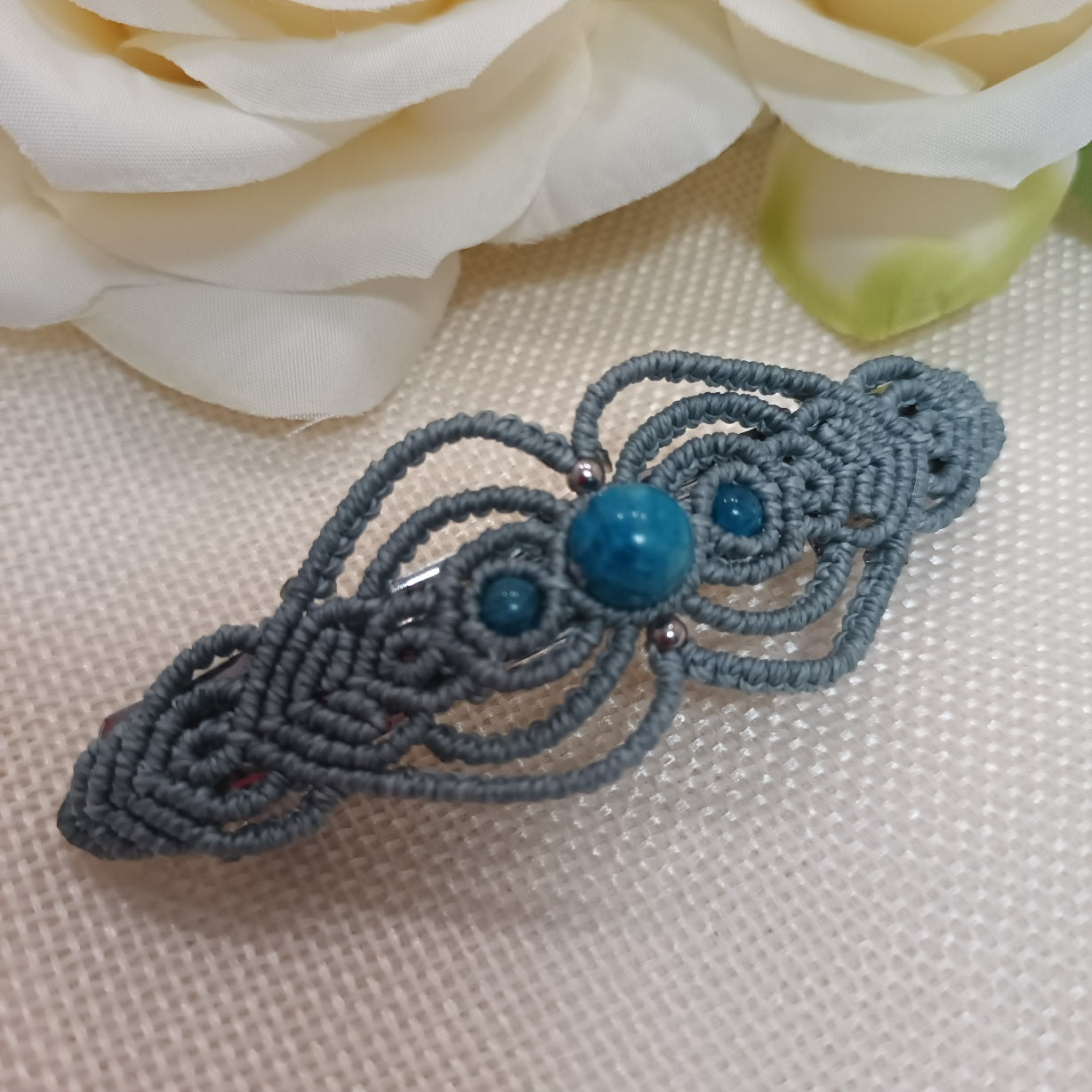 Barrette micro‑macramé & apatite bleue